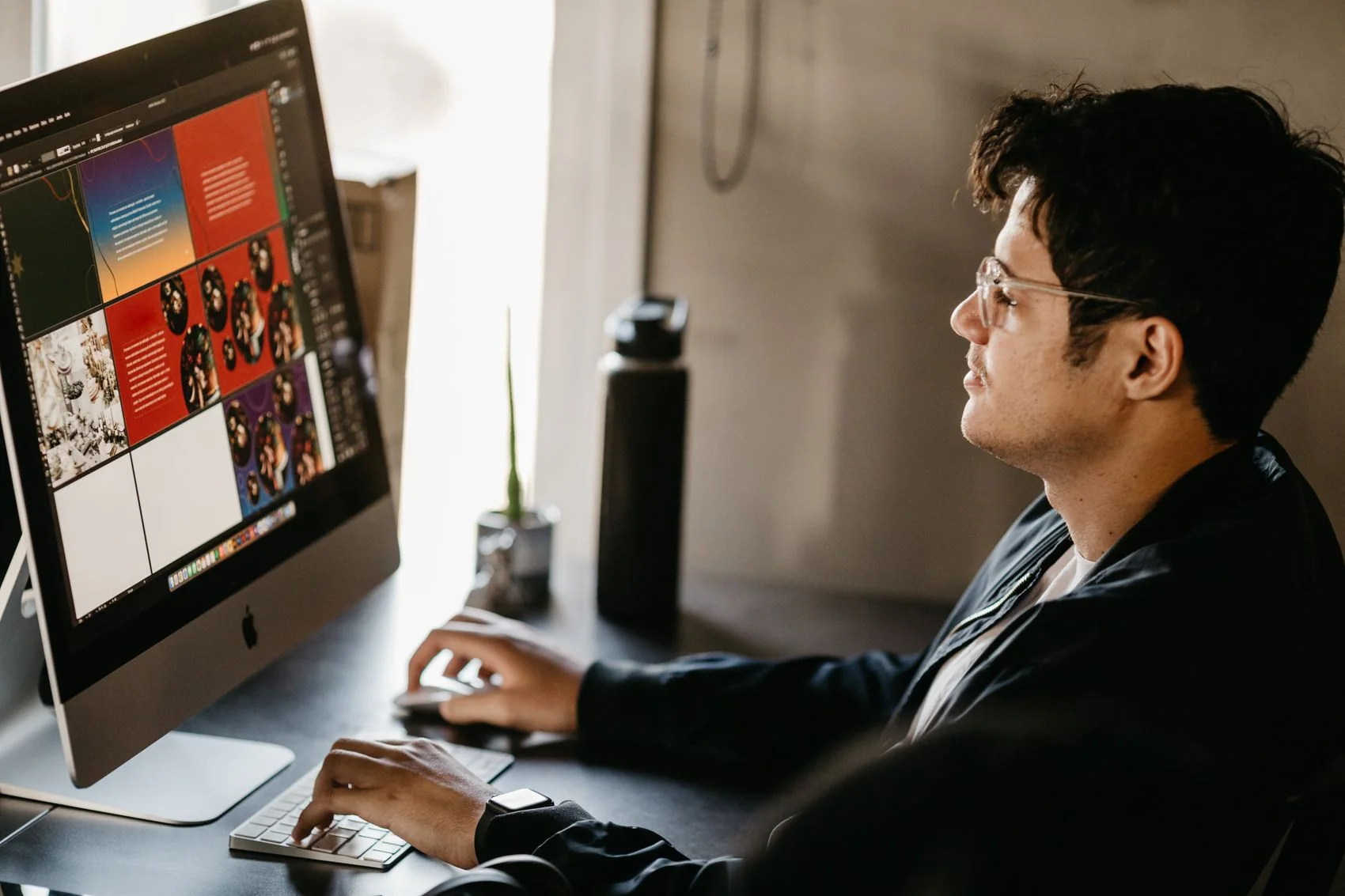 Un designer web crée une maquette sur son écran